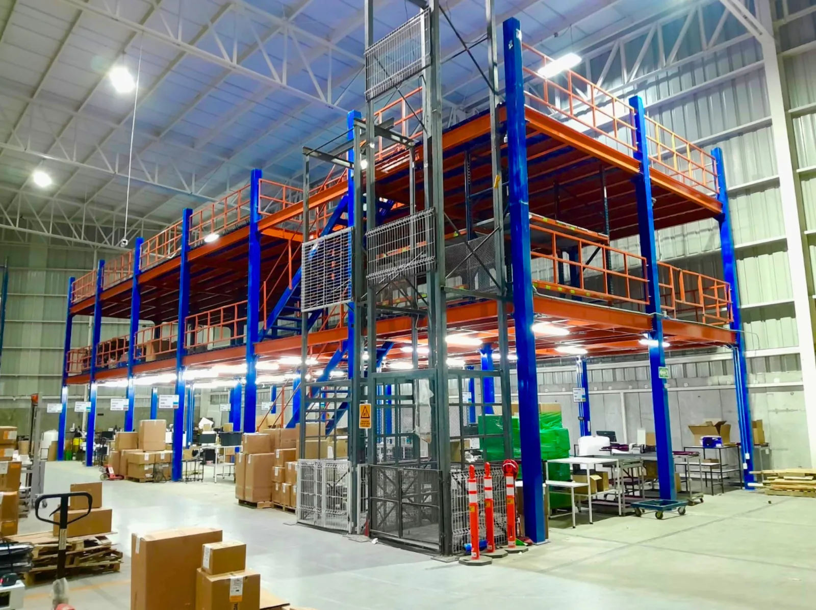 Rack Mezzanine FMP Racks con niveles adicionales de almacenaje