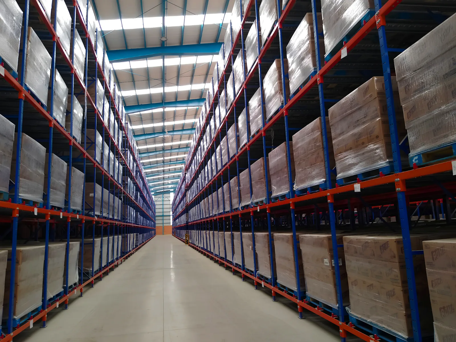 Racks industriales FMP Racks con tarimas almacenadas