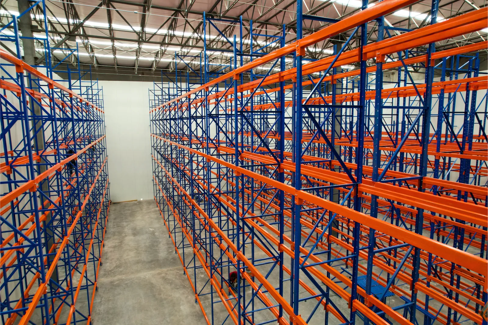 Instalación de racks industriales FMP Racks en almacén