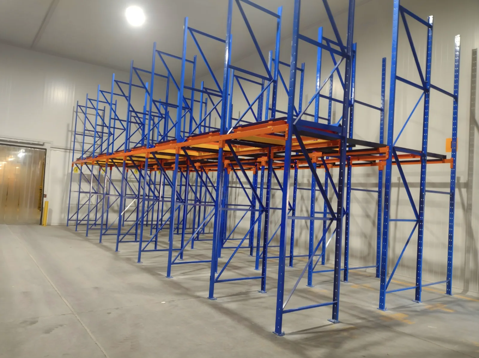 Rack Push Back FMP Racks con densidad de almacenaje por gravedad